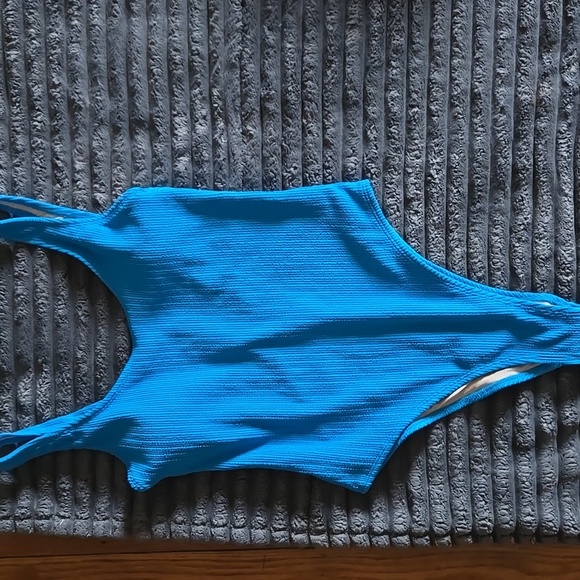 *BUNDLE* 3 One Piece Swim Suits in a M, 8, & 10 - Picture 2 of 12